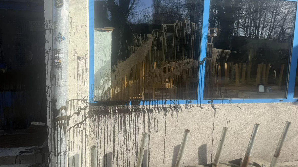 Bałuty: niszczycielski przemarsz kiboli. Zdewastowali elewacje kilku budynków, w tym znanej knajpki [FOTO]