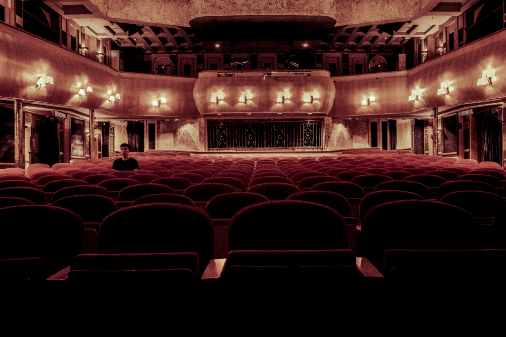 Prezent na Dzień Matki - bilet do kina, teatru czy na koncert (fot. Canva) |wiadomości łódzkie| Łódź | TuŁódź