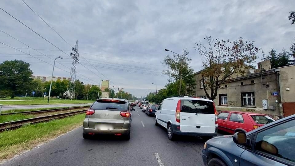 Korki Łódź. Ogromne korki na al. Śmigłego-Rydza. Na dojazd do centrum potrzeba prawie dwóch godzin (fot. TuŁódź.pl)