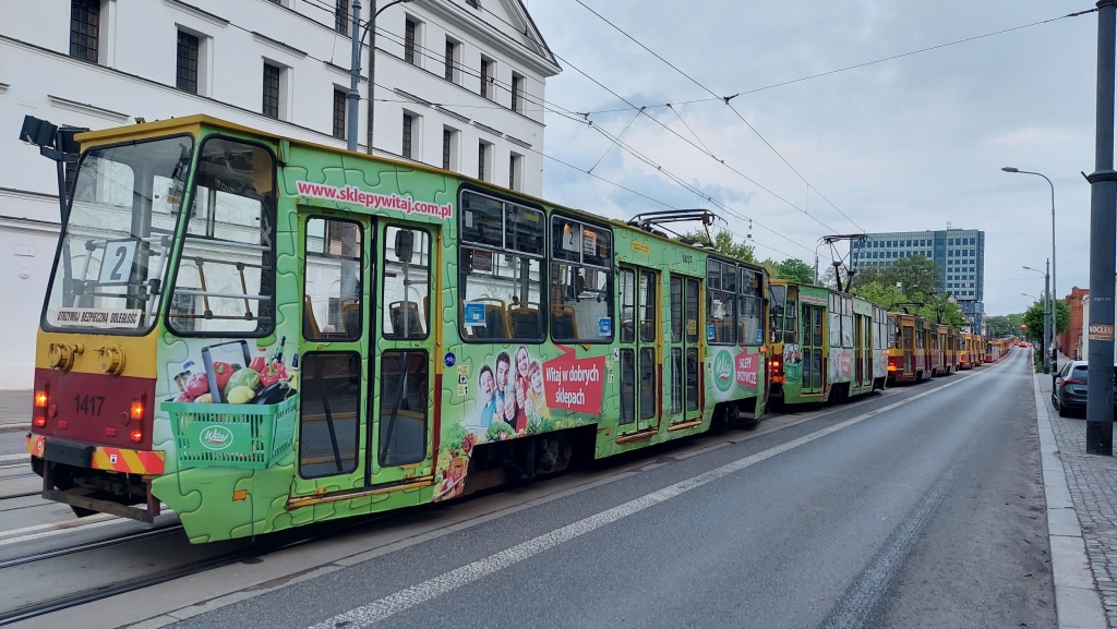 Wypadek Łódź. Śmiertelny wypadek przy pl. Niepodległości w Łodzi! Zderzenie taksówki z tramwajem (fot. Piotr Mika)