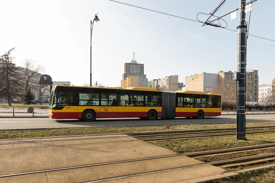 Specjalne reklamy na autobusach w Łodzi? Dzięki nim kierowcy pamiętaliby o przepisach? - Zdjęcie główne