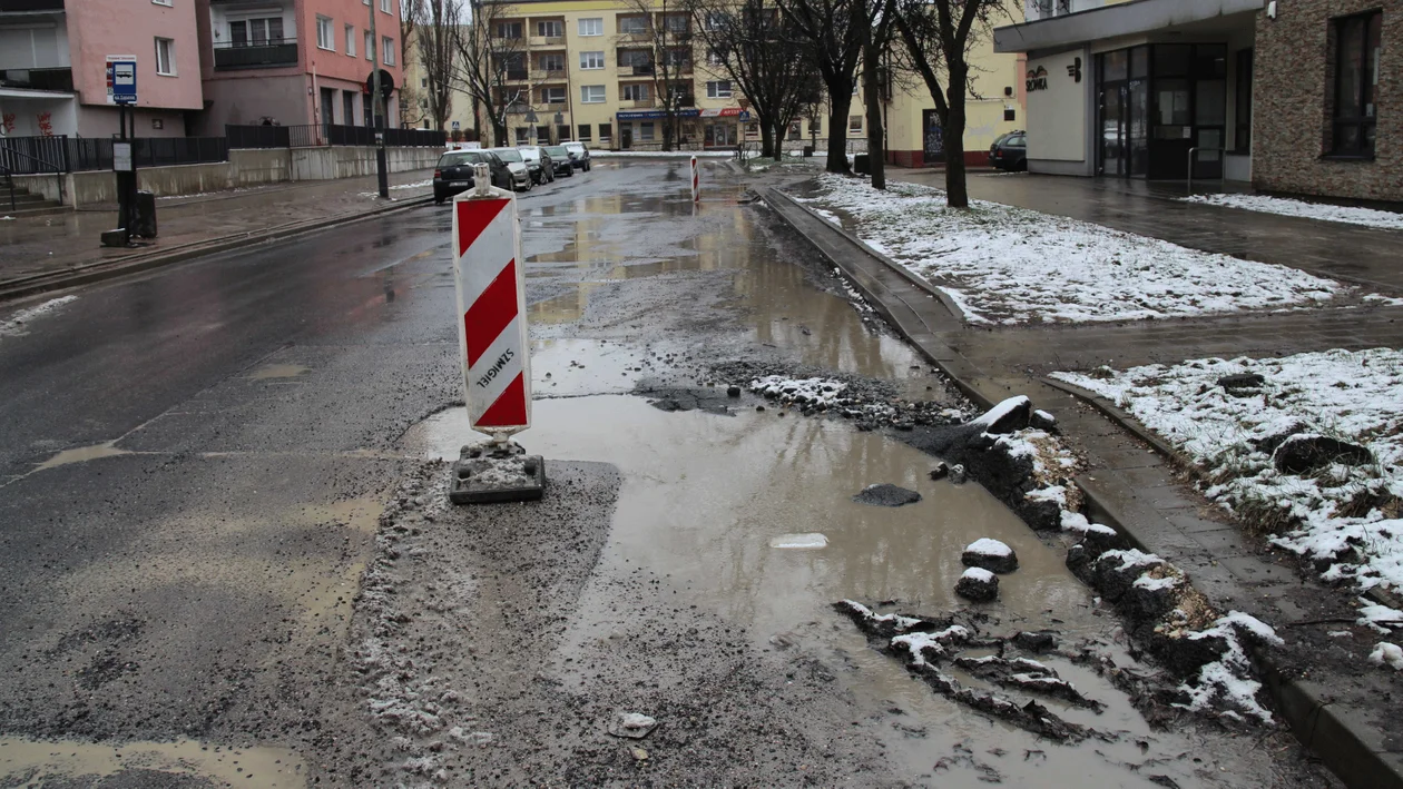 Ulice na Bałutach toną w dziurach. Niektóre są tak duże, że kierowcy muszą się nawzajem przepuszczać [ZDJĘCIA] - Zdjęcie główne