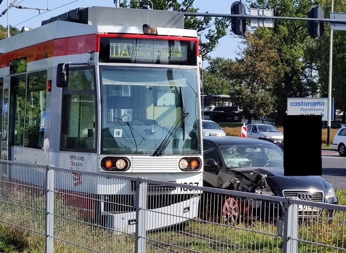  Apelujemy o ostrożność na rondzie Biłyka w Łodzi. Dziś doszło do kolizji samochodu z tramwajem  - Zdjęcie główne