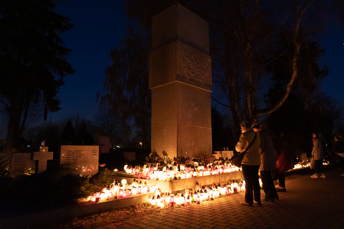 Łódzkie cmentarze nocą prezentują się niebywale. Taka atmosfera sprzyja refleksjom