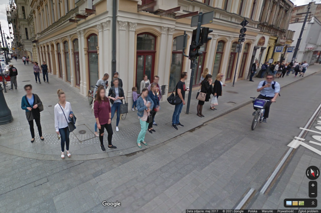 Wakacje na Piotrkowskiej w Łodzi przed pandemią! Kto odnajdzie się na zdjęciach w Google Street View? (fot. Google Street View)