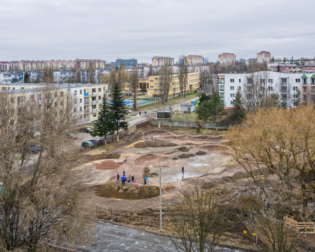 Pumptrack z dwoma torami, park linowy, tyrolka, trampoliny i bezpieczny plac zabaw. To wszystko już wkrótce w Parku Podolskim w Łodzi [zdjęcia] - Zdjęcie główne