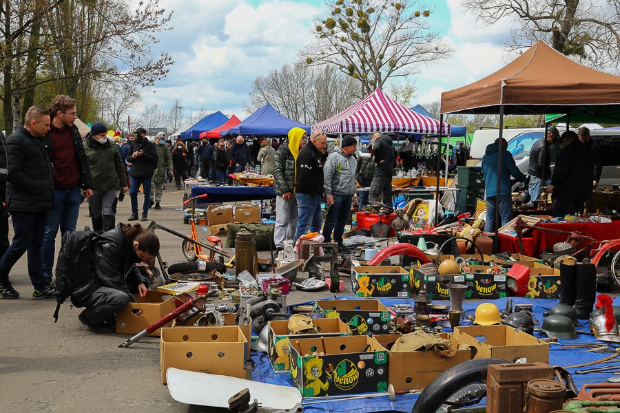 Moto Weteran Bazar Łódź. Wydarzenie przyciągnęło tłumy fanów motoryzacji! [zdjęcia]  - Zdjęcie główne