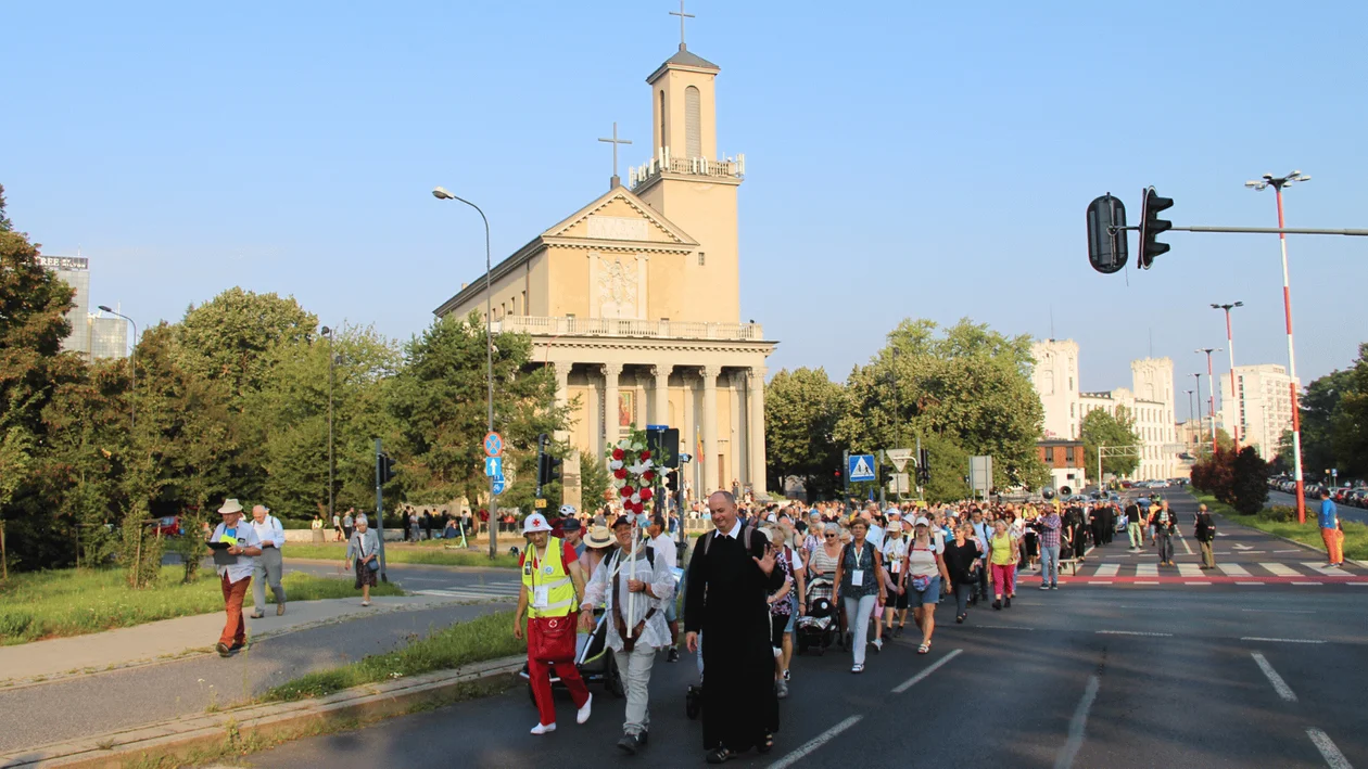 99. Piesza Pielgrzymka Łódzka na Jasną Górę w Częstochowie. Pątnicy ruszyli lada świt [ZDJĘCIA] - Zdjęcie główne