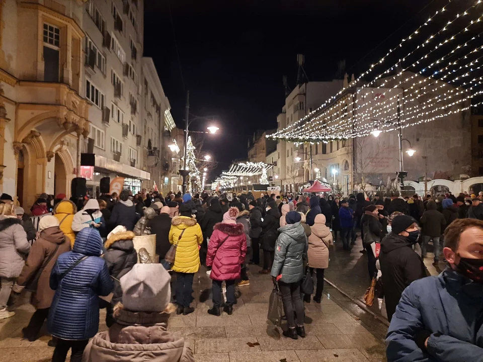 Protest w sprawie wolnych mediów na ulicy Piotrkowskiej w Łodzi