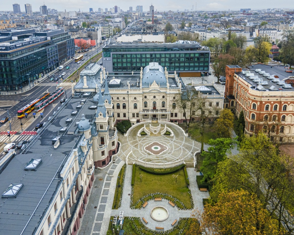 Pałac Poznańskiego w Łodzi pięknieje. Tak prezentuje się pałacowy ogród po rewitalizacji (fot. UMŁ) | wiadomości łódzkie | Łódź | TuŁódź