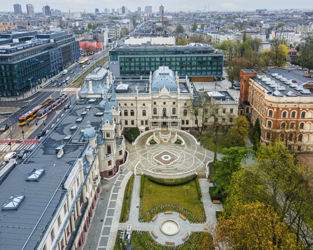 Pałac Poznańskiego w Łodzi pięknieje. Tak prezentuje się pałacowy ogród po rewitalizacji (fot. UMŁ) | wiadomości łódzkie | Łódź | TuŁódź