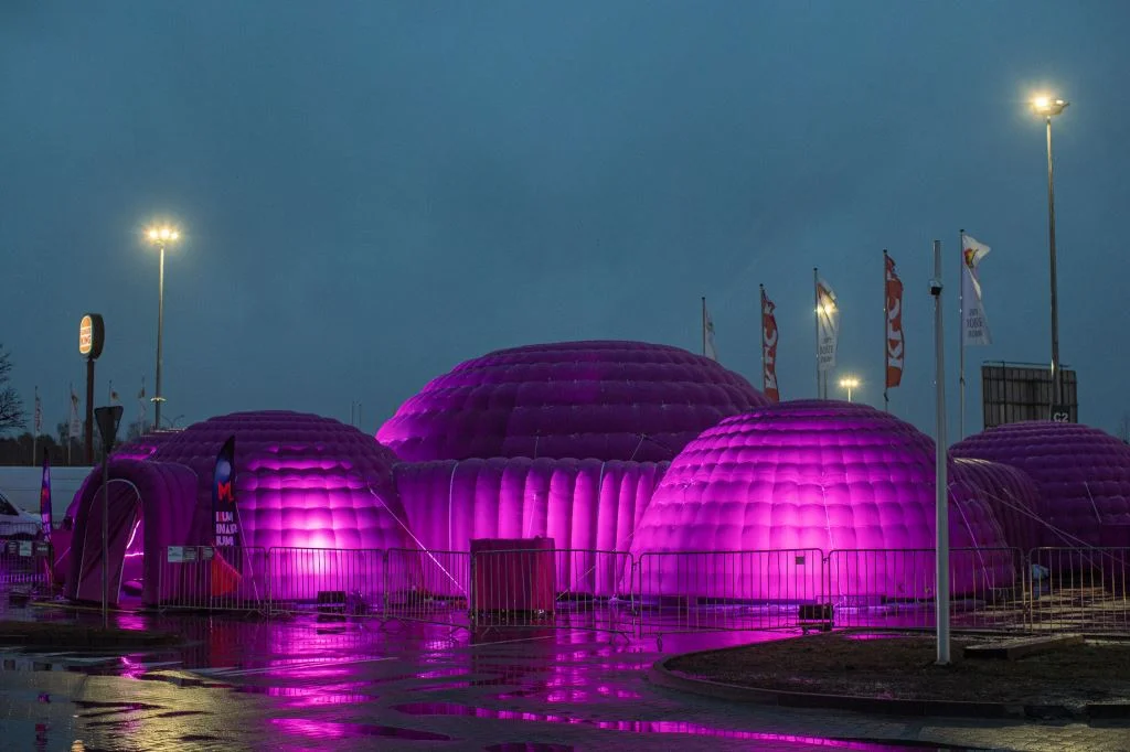 Obok centrum handlowego przy Brzezińskiej w Łodzi stanął niezwykły obiekt. Z Iluminarium będzie można korzystać przez kilka dni - Zdjęcie główne