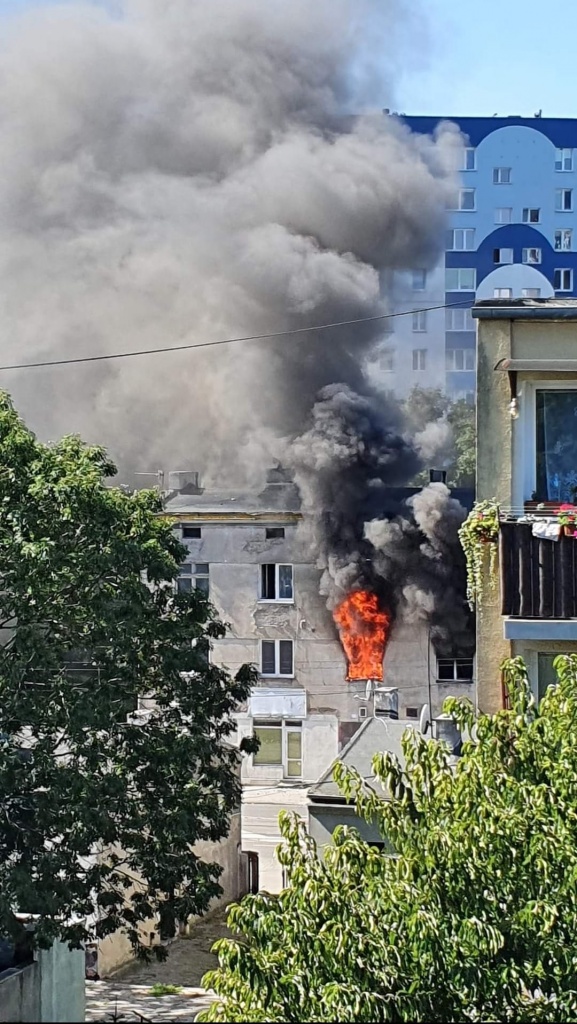 Groźny pożar w kamienicy na Łagiewnickiej! (fot. Radek Zarębski)