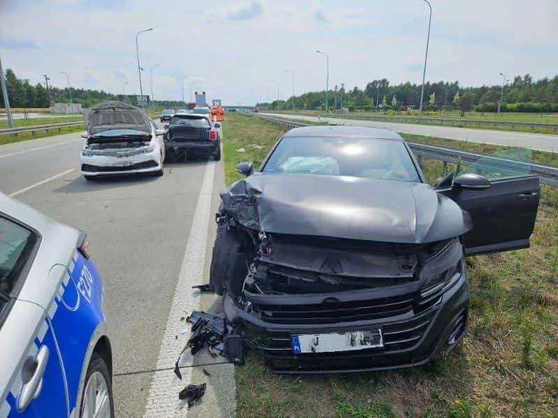 Dwa wypadki w jednym czasie. Jeden w Łodzi, drugi na A1. Na autostradzie występują utrudnienia - Zdjęcie główne