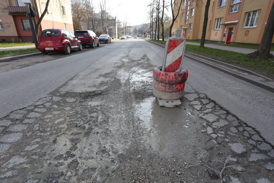 O dziurach na łódzkich drogach informują nie tylko kierowcy, ale nawet Google Maps - Zdjęcie główne