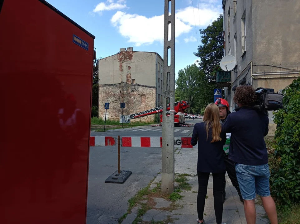 Zawalił się dach kamienicy przy ul. Głowackiego w Łodzi (róg z ul. Organizacji WiN)