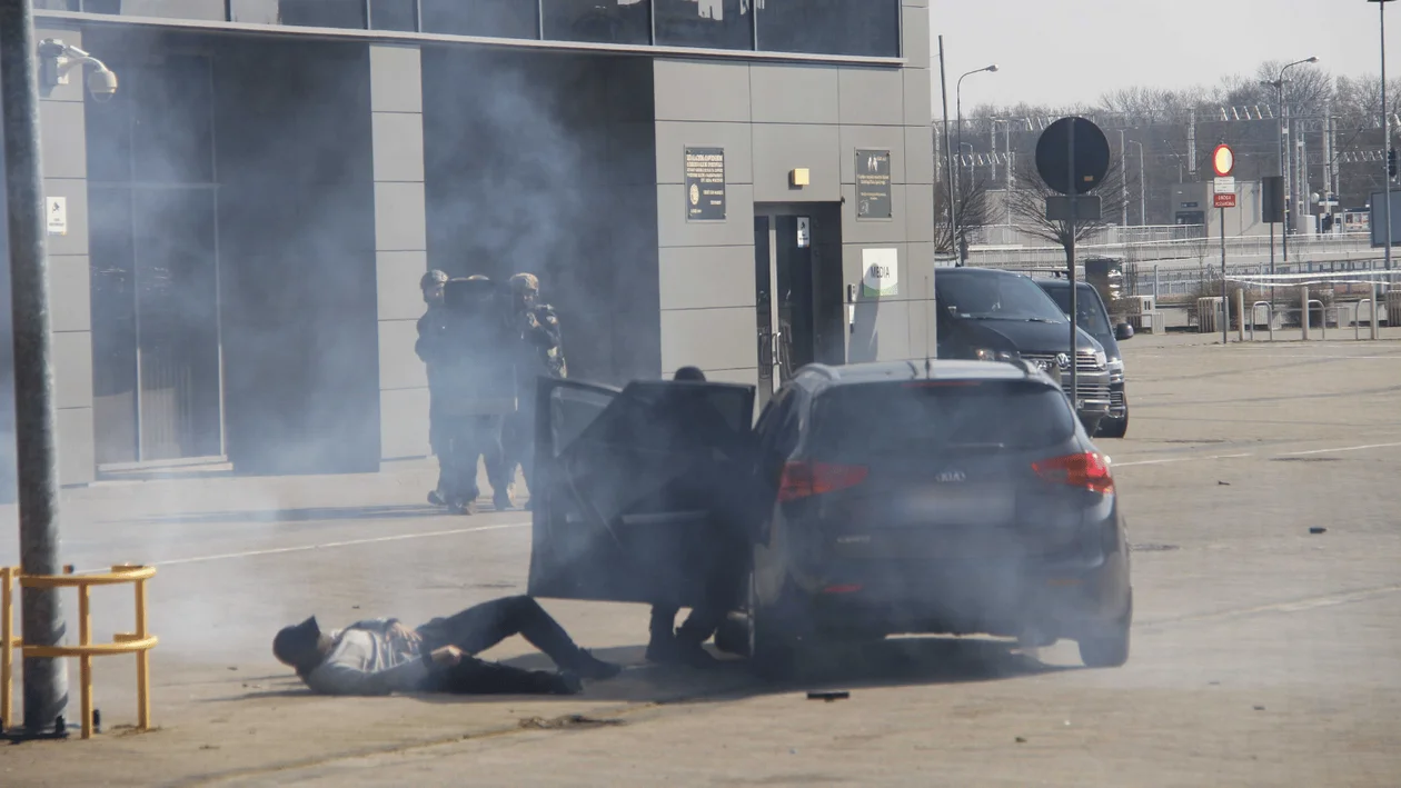 Akcja policjantów z całego kraju na stadionie ŁKS-u w Łodzi. Na miejscu antyterroryści i oddział chemiczny strażaków [ZDJĘCIA] - Zdjęcie główne