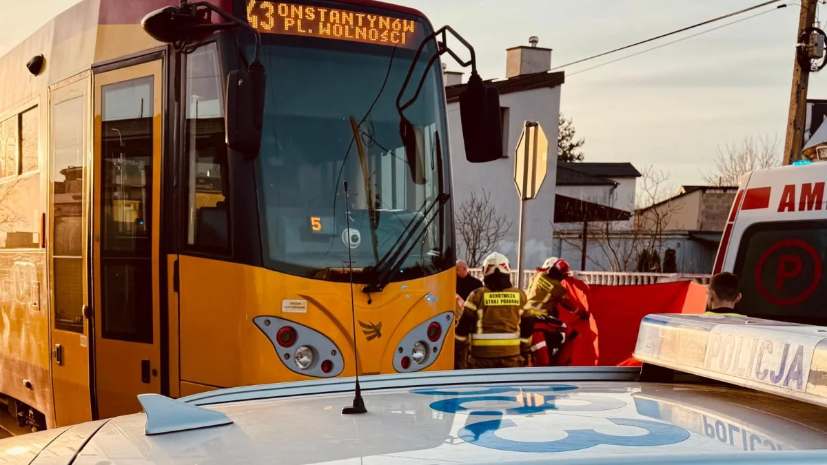 Groźny wypadek pod Łodzią. Kierowca wjechał pod tramwaj! - Zdjęcie główne