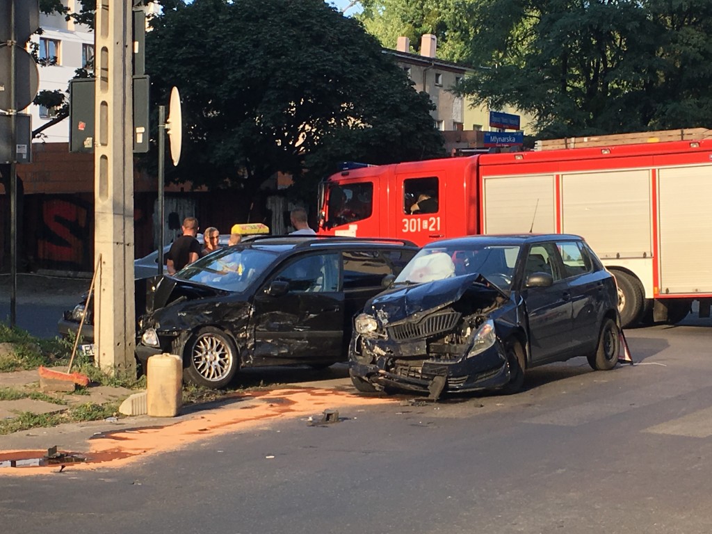 Poważny wypadek na Starych Bałutach [ZDJĘCIA]  - Zdjęcie główne