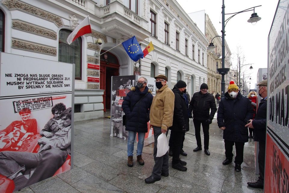 W uroczystym otwarciu wystawy fotograficznej przed Urzędem Miasta Łodzi wzięli udział zaproszeni goście (fot. UMŁ) |wiadomości łódzkie|wiadomości łódź|TuŁódź