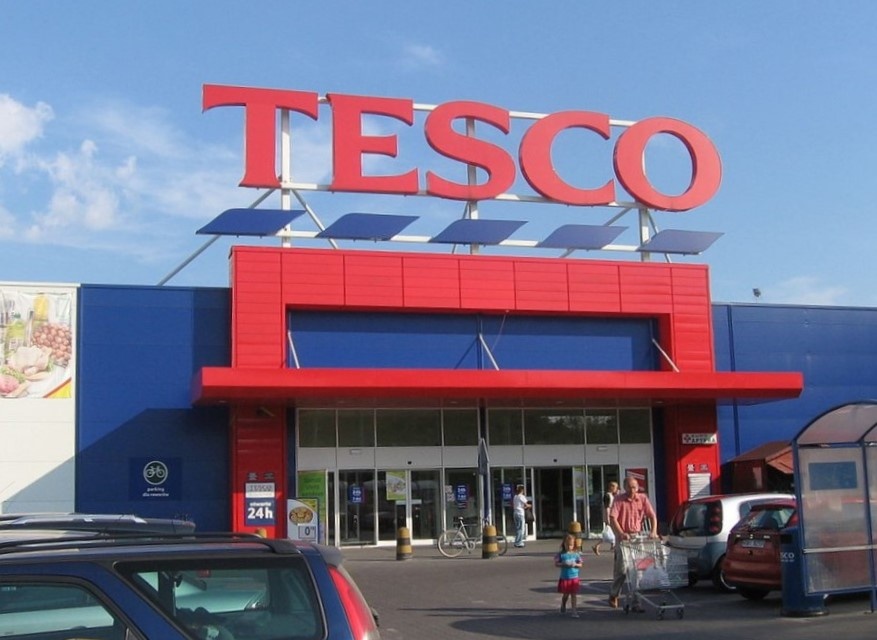 Tesco przy ul. Widzewskiej sprzedane. Kto kupił atrakcyjną działkę w tej części miasta?  - Zdjęcie główne