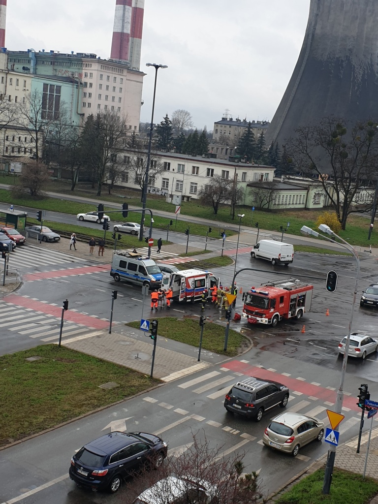 Wypadek w Łodzi na skrzyżowaniu Wróblewskiego z Politechniki (fot. dzięki uprzejmości czytelnika)