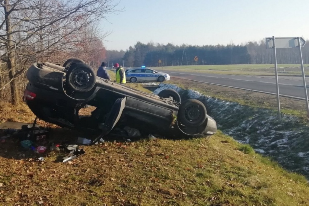 Koszmarny wypadek w Łódzkiem. Śmierć na miejscu poniósł 22-letni kierowca Volvo - Zdjęcie główne