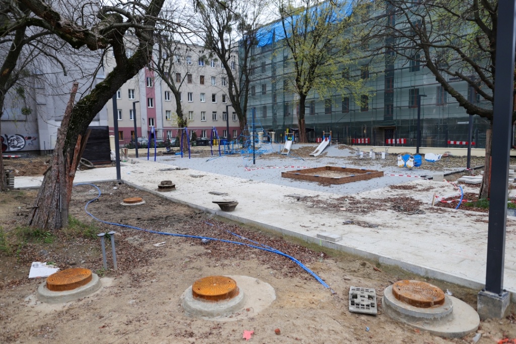 Centrum Łodzi wypięknieje. Zamiast dzikiego parkingu powstanie przytulny park [ZDJĘCIA] - Zdjęcie główne