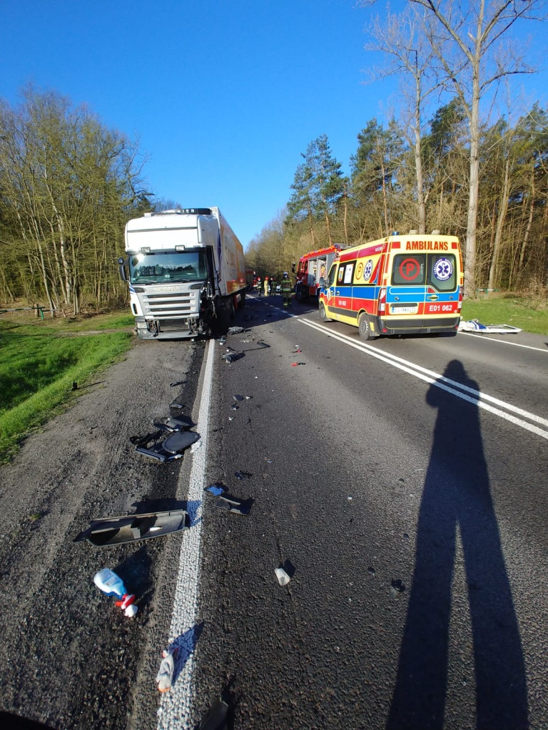 Łódzkie. Koszmarna kraksa na DK14. Czołowe zderzenie TIR-a z osobówką (fot. PSP Zgierz)