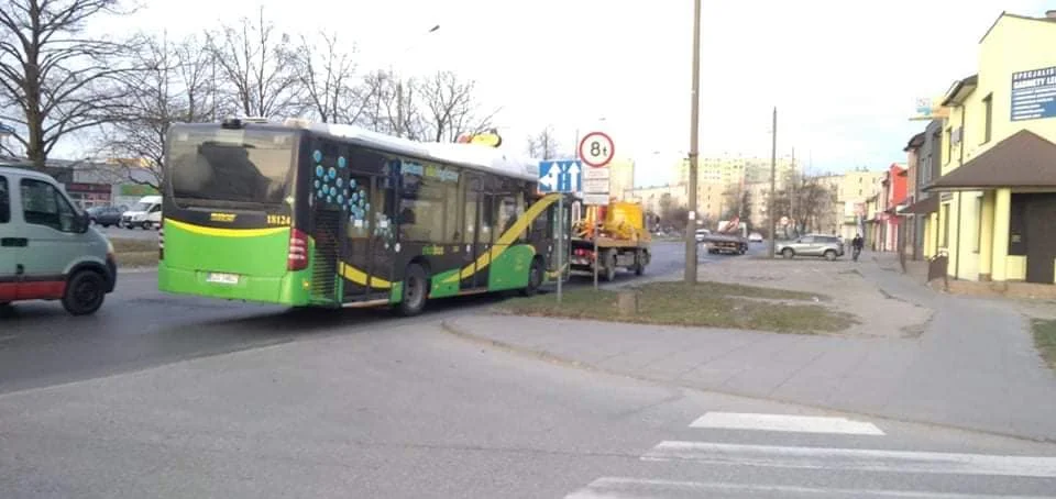 Na zdjęciach zgierzanie odmienili miejskie autobusy przez wszystkie rodzaje: zespute, holowane, brudne, palące się, bez świateł a nawet bez gaśnic i siedzeń, itp.