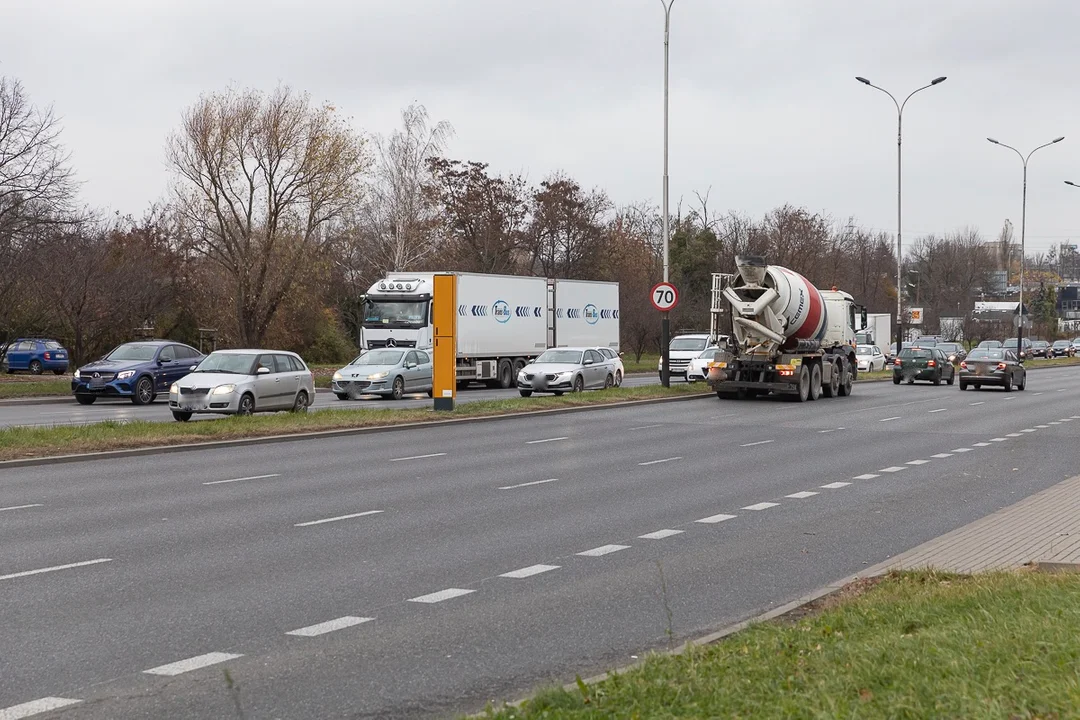 Fotoradar na al. Jana Pawła II w Łodzi wciąż nie działa. Wiemy, kiedy to się zmieni [zdjęcia] - Zdjęcie główne