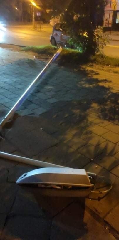 Wypadek na Dąbrowie. W zdemolowanym aucie znaleziono narkotyki (fot. Czytelnik)
