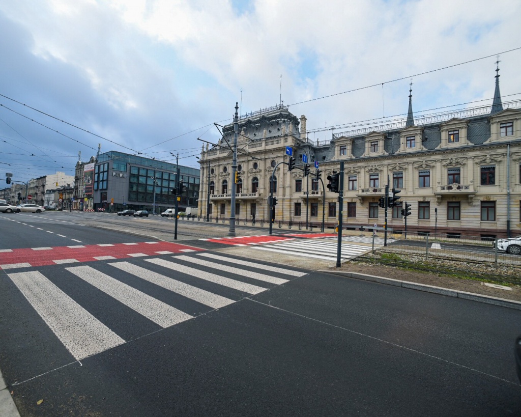 Nowe i bezpieczne przejście dla pieszych przy Manufakturze. Kończy się remont ważnego skrzyżowania [ZDJĘCIA] - Zdjęcie główne