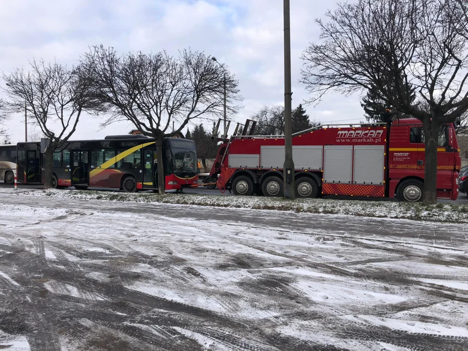 Na zdjęciach zgierzanie odmienili miejskie autobusy przez wszystkie rodzaje: zespute, holowane, brudne, palące się, bez świateł a nawet bez gaśnic i siedzeń, itp.