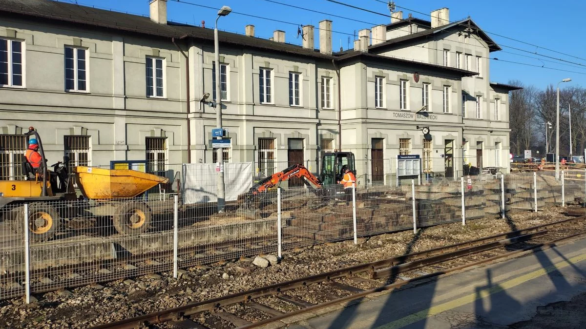 Wakacyjne utrudnienia na kolei w Łódzkiem. Remont na Górnej, objazdy przez Olechów i zmiany w rozkładzie