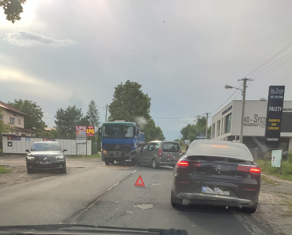 Wypadek Łódź. Citroen wjechał w wywrotkę. Duże korki w kierunku Brzezin - Zdjęcie główne