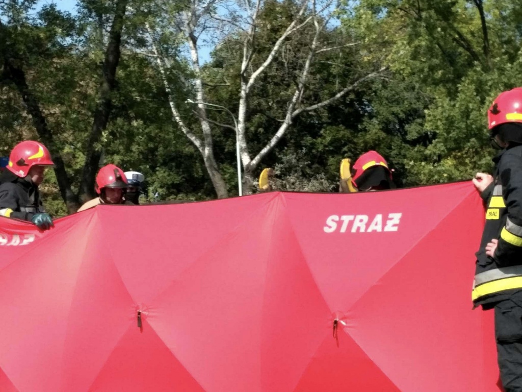 Poważny wypadek z udziałem motocyklisty na al. Palki w Łodzi (fot. Czytelnik)