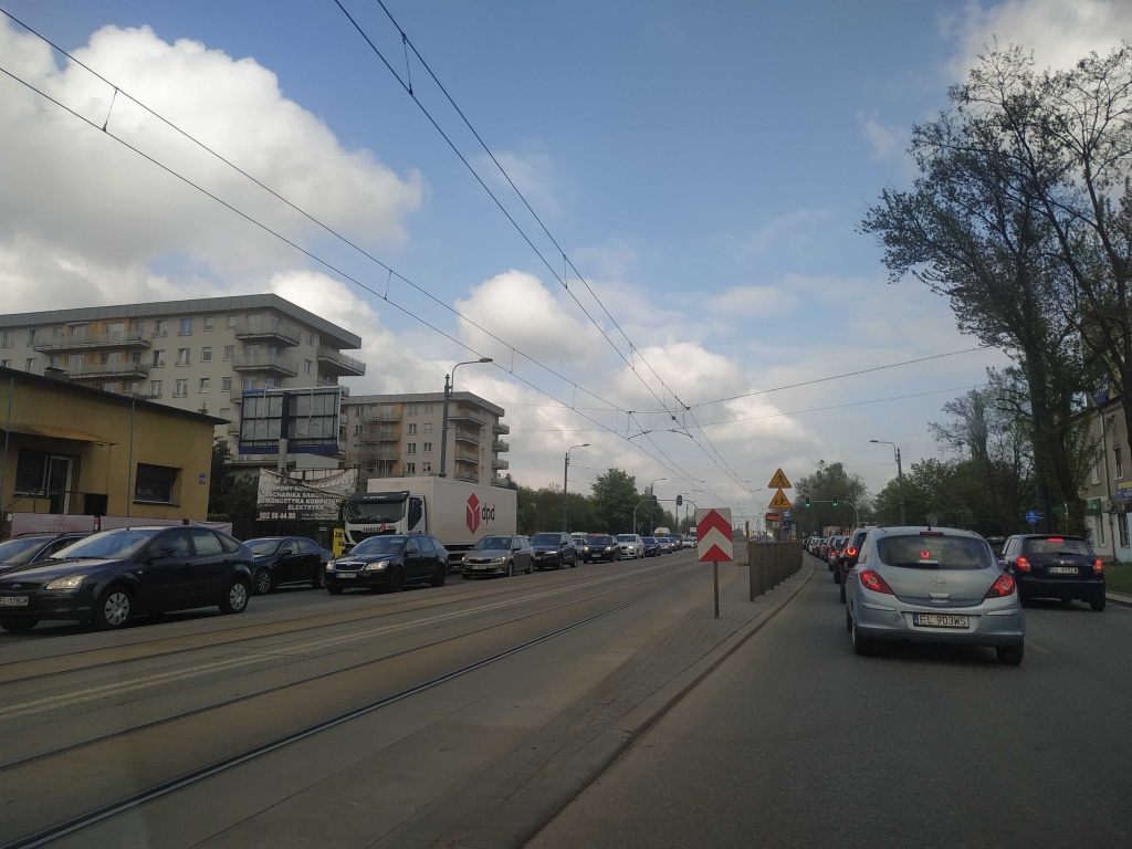 Korki Łódź. Centrum miasta stoi, tramwaje mają opóźnienie. Wiemy, dlaczego  [zdjęcia] - Zdjęcie główne