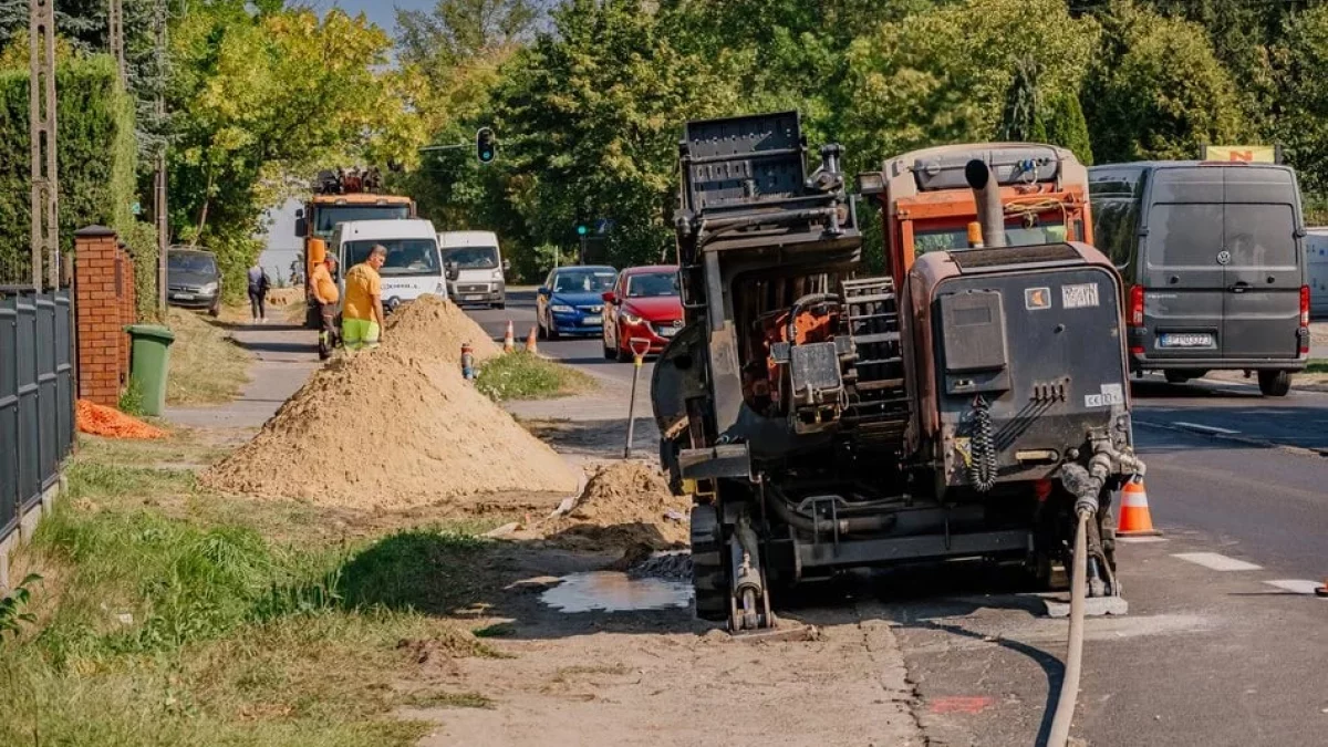 Potężny korek na Brzezińskiej. Sznur aut od Nowosolnej w kierunku autostrady - Zdjęcie główne