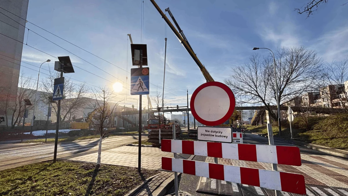 Zamiast tramwajów pojawił się ciężki sprzęt. Trwa demontaż starej kładki nad aleją Wyszyńskiego na łódzkiej Retkini [ZDJĘCIA] - Zdjęcie główne