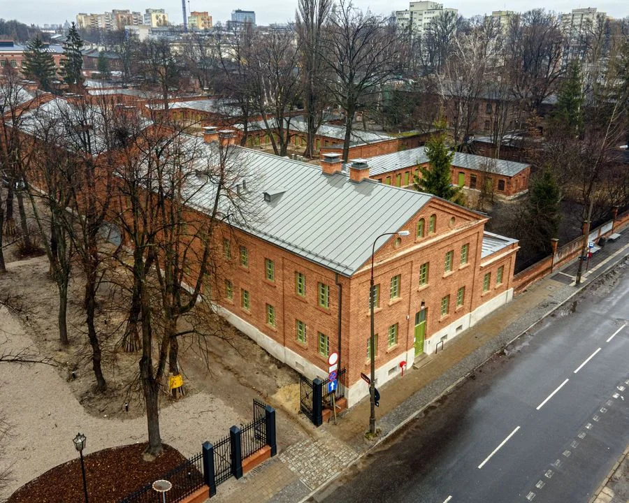 Remont na Księżym Młynie. W zabytkowym budynku będzie działać poczta [zdjęcia]  - Zdjęcie główne