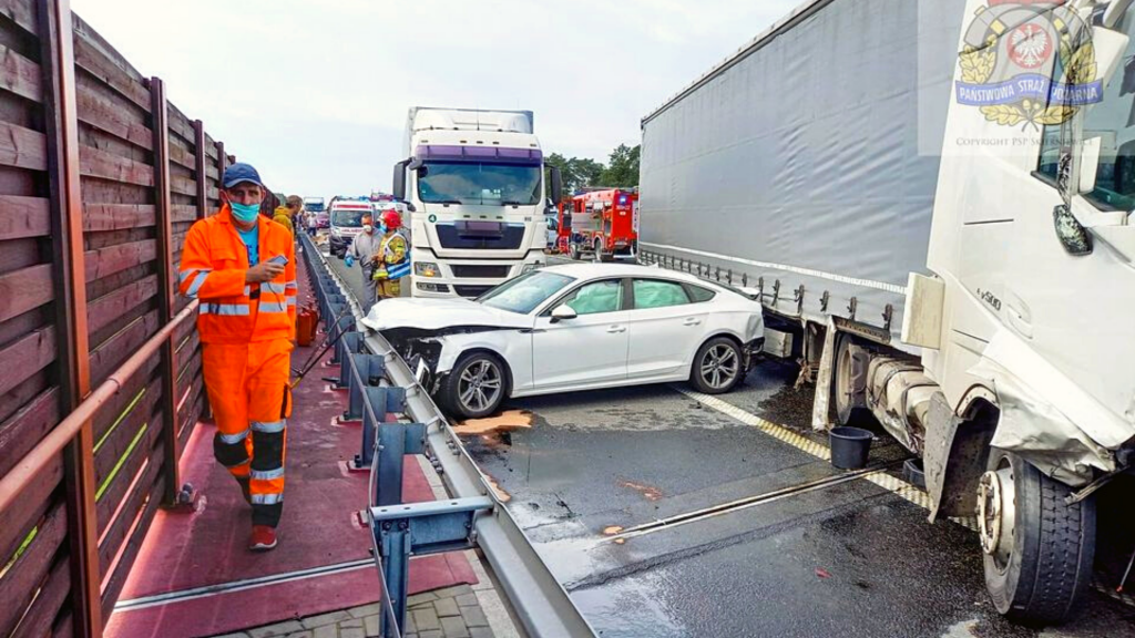 Uwaga! Karambol na autostradzie A2. Lądował śmigłowiec LPR. Dwie osoby z ciężkimi obrażeniami [ZDJĘCIA] - Zdjęcie główne