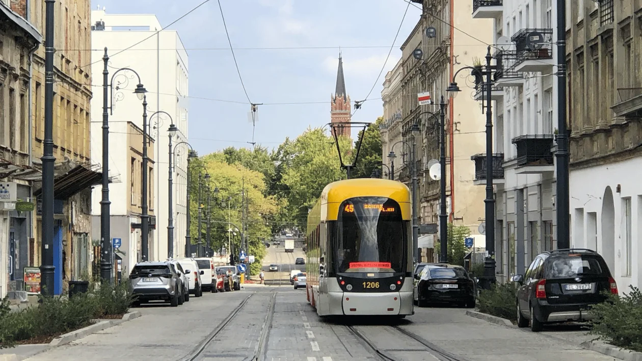 Plac Wolności w Łodzi bez tramwajów. Jaki jest tego powód? Którędy wyznaczono objazdy? - Zdjęcie główne