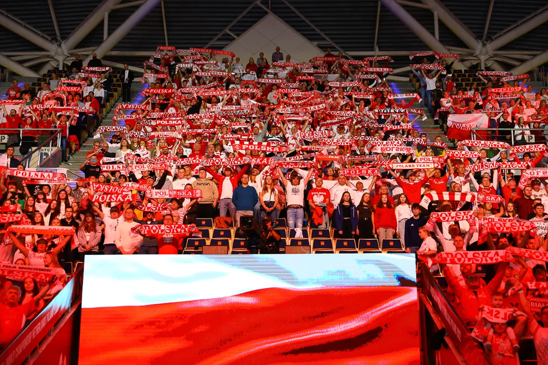 Show dały nie tylko siatkarki. Wspaniali kibice ponieśli Polki do zwycięstwa [zdjęcia] - Zdjęcie główne