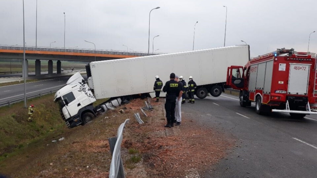 Na zjeździe z S8 na autostradę A1 TIR wypadł z jezdni. Droga zablokowana [ZDJĘCIA] - Zdjęcie główne