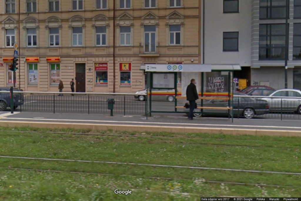 MPK Łódź. Mieszkańcy Łodzi oczekiwaniu na tramwaj MPK Łódź na trasie WZ (fot. Google Street View)