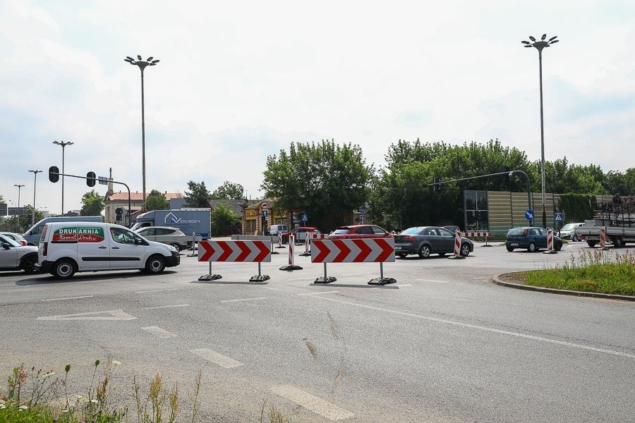 Remont świateł na skrzyżowaniu Obywatelska / Jana Pawła II. Nie ma dnia bez stłuczki i to mimo prostej drogi  (fot. Michał Pietrzak - TuŁódź.pl)