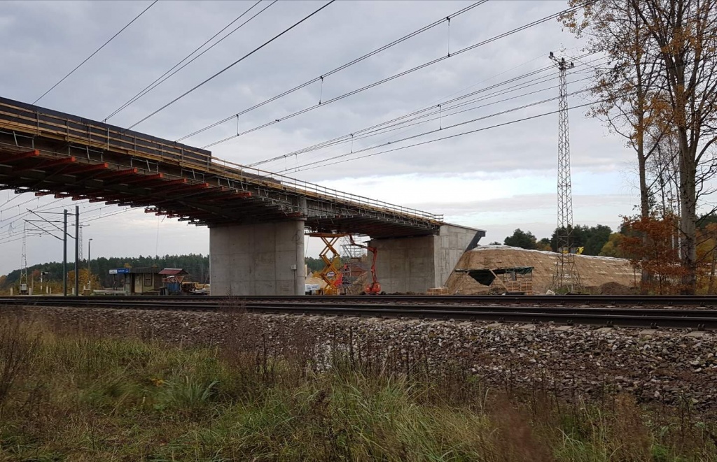 Pociągi pojadą do 250 km/h. W Łódzkiem trwa budowa wiaduktów Centralnej Magistrali Kolejowej [ZDJĘCIA] - Zdjęcie główne