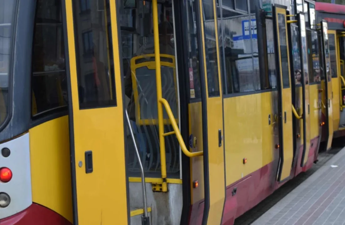 Kolizja w Śródmieściu. Zatrzymanie tramwajów na jednej linii. Wytyczono objazdy - Zdjęcie główne