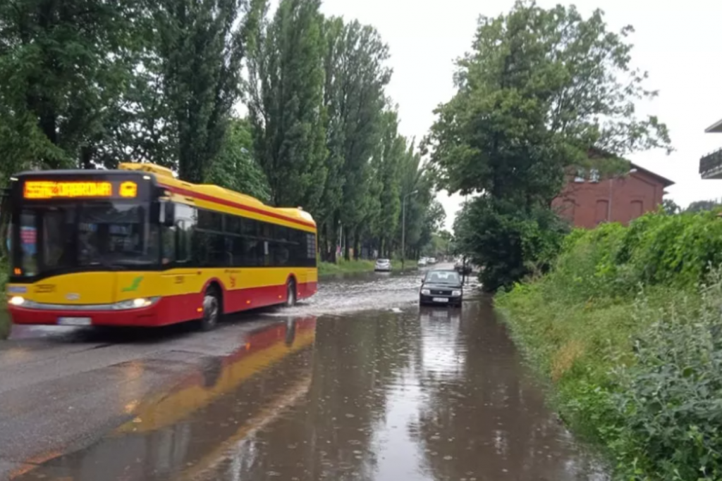 Korki Łódź. Sprawdź, co dzieje się na łódzkich drogach [15.07.2021]. Trwa usuwanie skutków nocnej nawałnicy. Utrudnienia w MPK Łódź - Zdjęcie główne